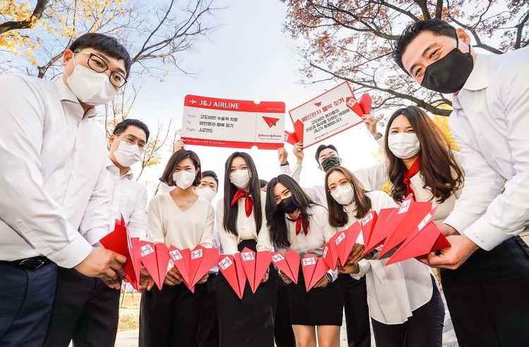 [사진3] 한국존슨앤드존슨메디칼 에티콘 사업부 임직원들이 15일 용산 사옥 근처 야외 공원에서 비만 극복  응원 메시지를 적은 종이 비행기를 날리며 ‘비행기(비만 환자 행복 찾기) 캠페인’의 힘찬 출발을 기원했다.
